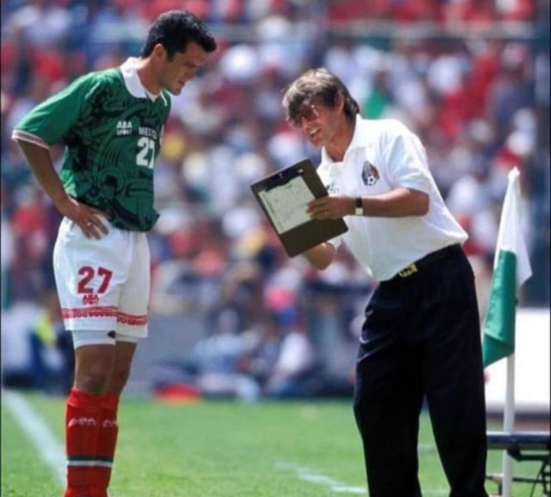 Milutinovic dando instrucciones a Hermosillo 