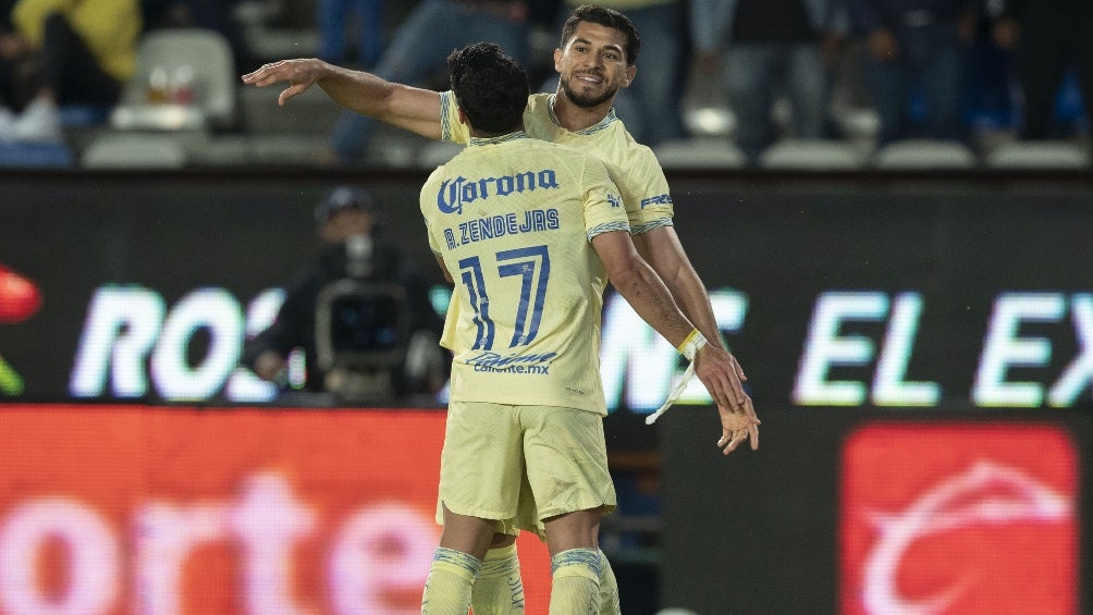 Martín y Zendejas en celebración de gol