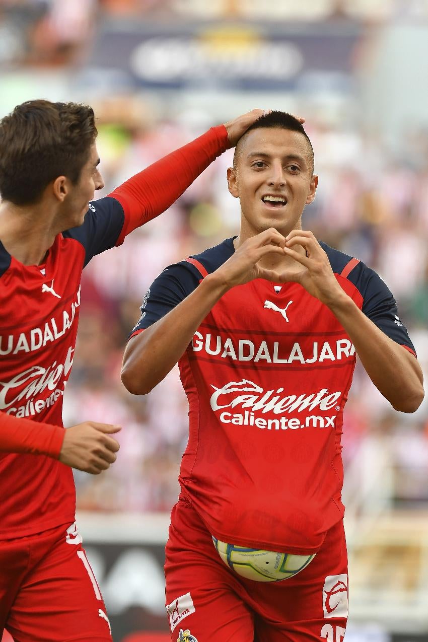 Piojo Alvarado en celebración de gol