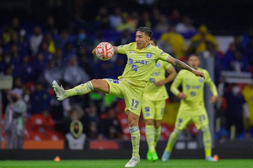 Alejandro Zendejas en un partido de América