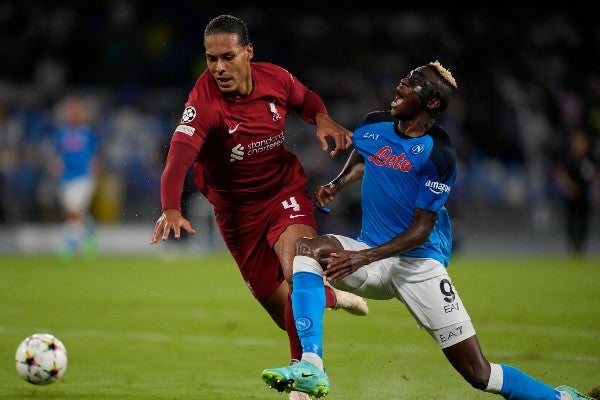 Virgil van Dijk con Liverpool frente a Napoli