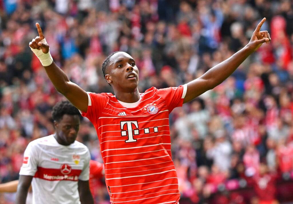 Mathys Tel festeja un gol en el Bayen Munich