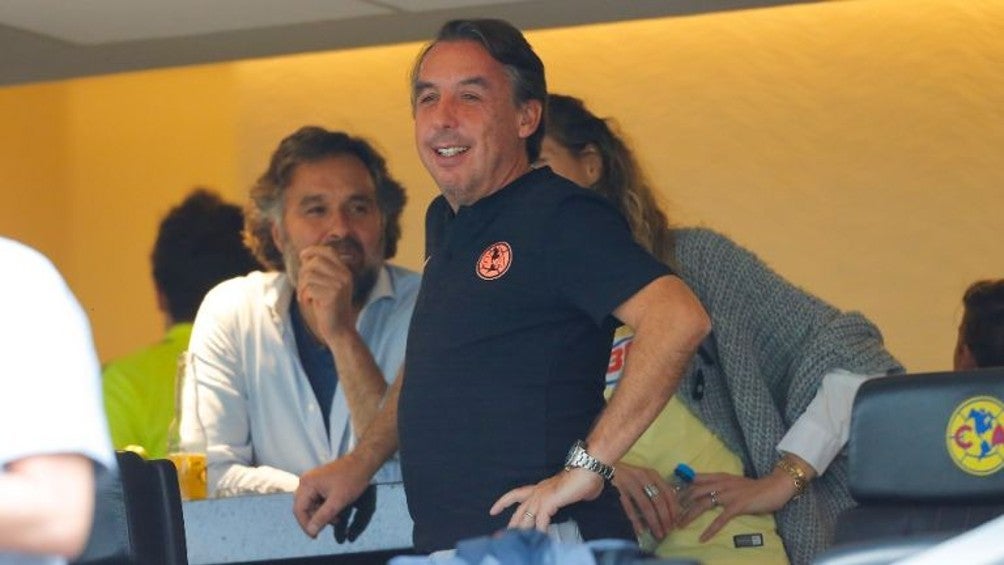 Emilio Azcárraga viendo al Club América