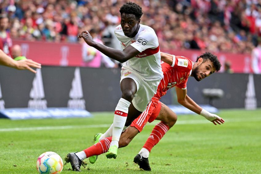 Ahamada y Mazraoui disputando un balón