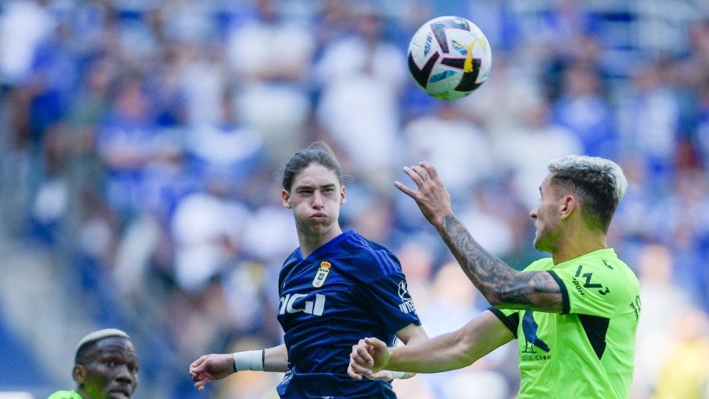 Marcelo Flores en disputa con el balón