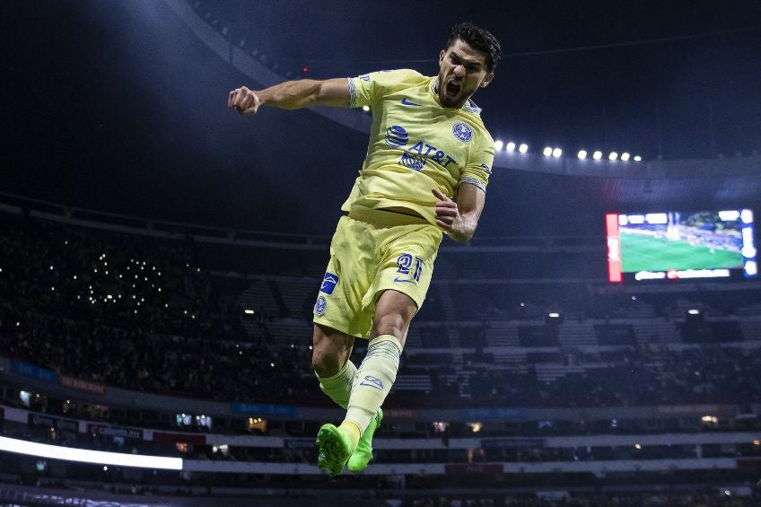 Henry Martín festejando un gol