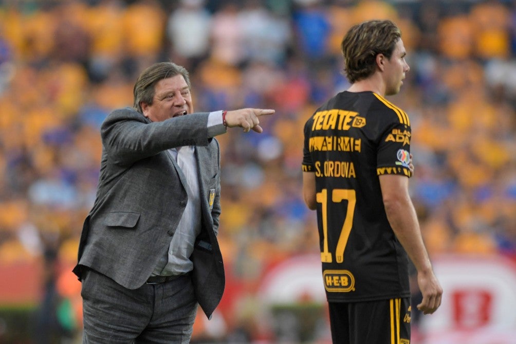 Miguel Herrera dando indicaciones a Córdova en Tigres