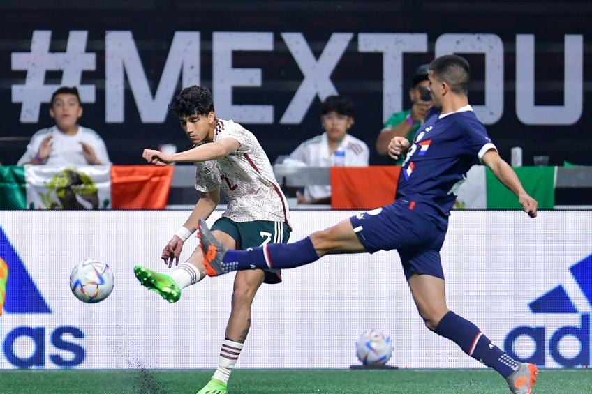 Kevin Álvarez durante un partido de México