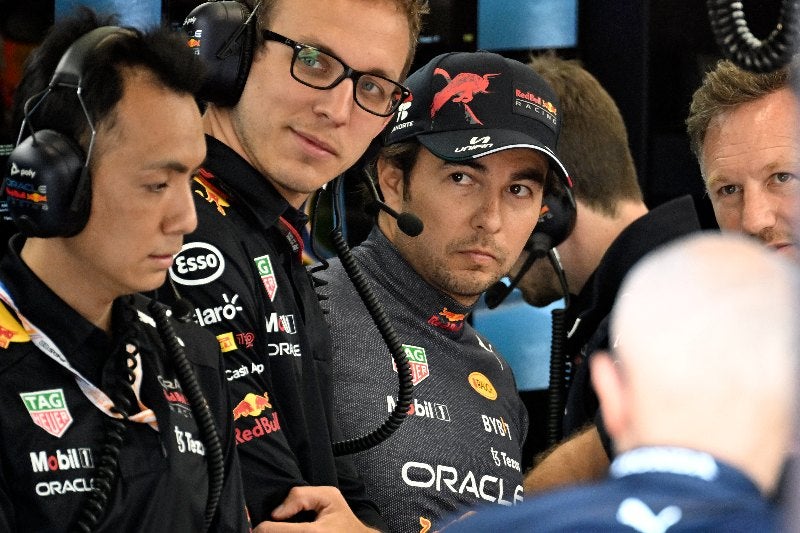 Checo Pérez con su equipo