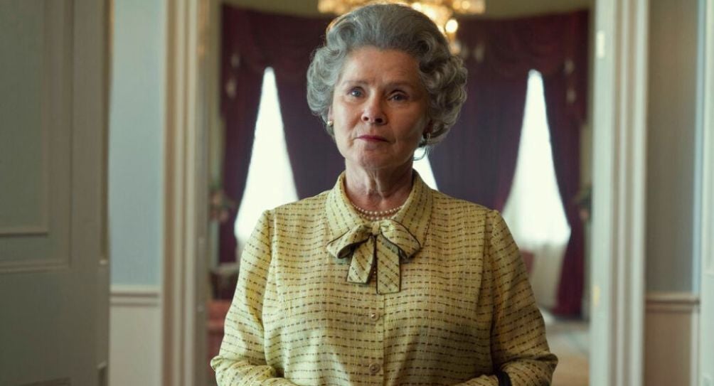 Imelda Staunton durante una escena de The Crown