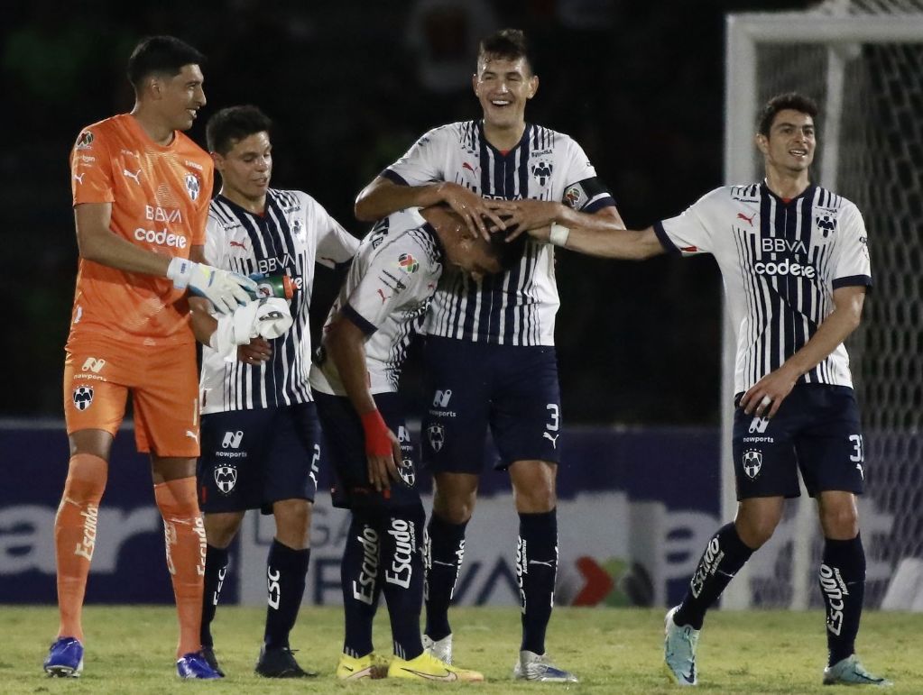 Compañeros felicitan a Gallardo por su buen partido