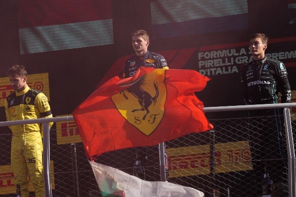 Leclerc de Ferrari, Verstappen de Red Bull y Russell de Mercedes en el podio del GP de Italia