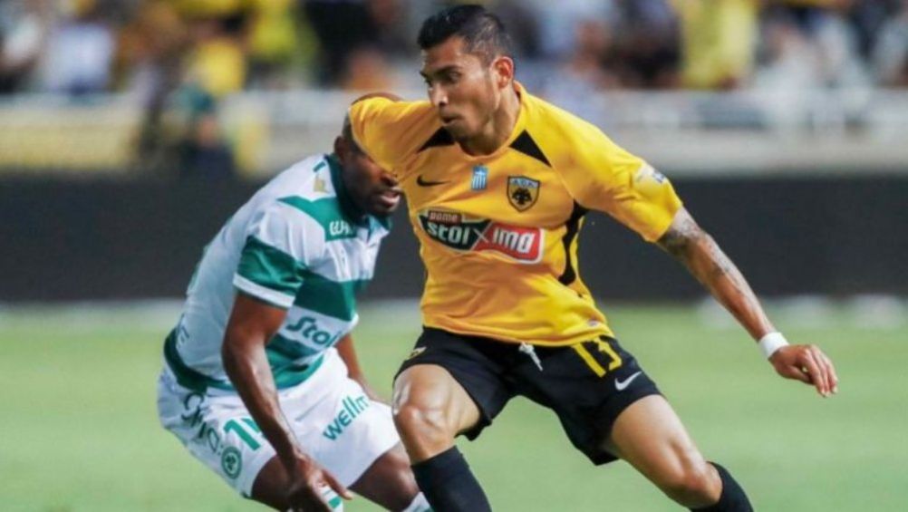 Orbelín Pineda en acción con el AEK Atenas