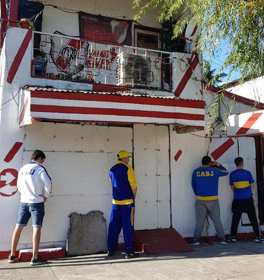 Aficionados de Boca orinando casa pintada con colores de River