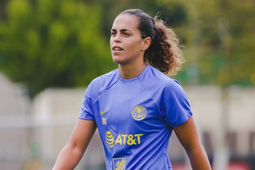 Andrea Falcón entrenando con América Femenil