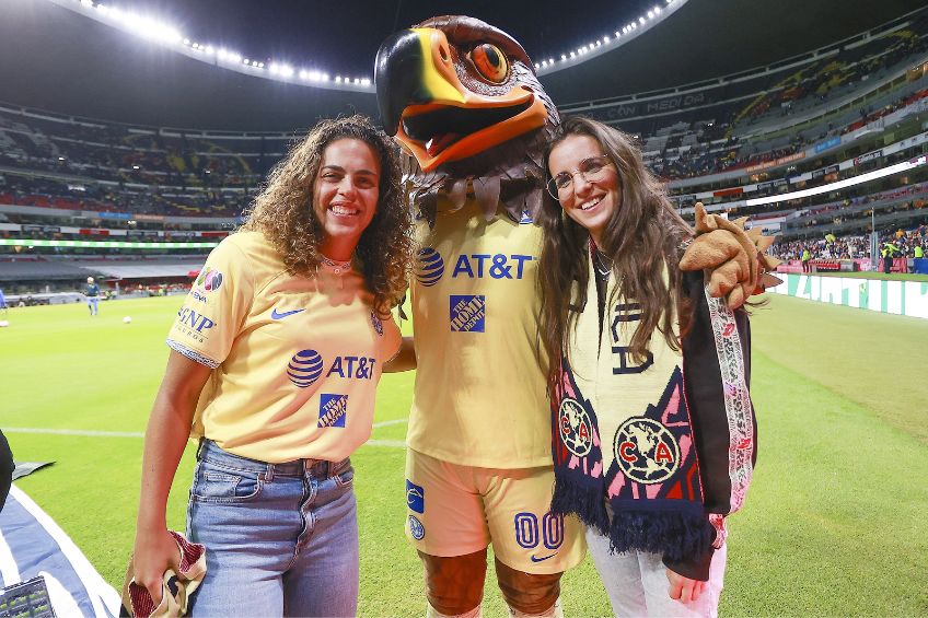 Andrea Falcón en su presentación ante la afición