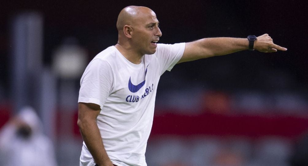 Ángel Villacampa dirigiendo al América Femenil