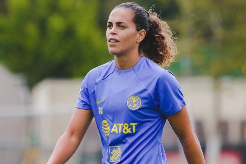 Andrea Falcón entrenando con América Femenil