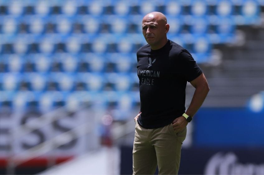 Ángel Villacampa dirigiendo al América Femenil