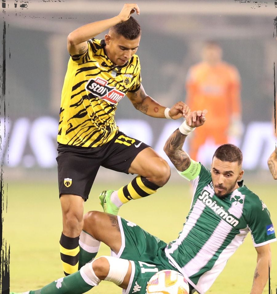 Orbelín Pineda en acción con el AEK Atenas