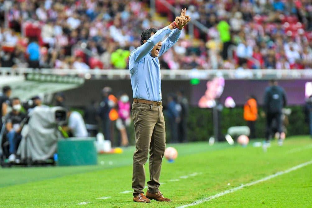 Ricardo Cadena dirigiendo en el Chivas vs Puebla