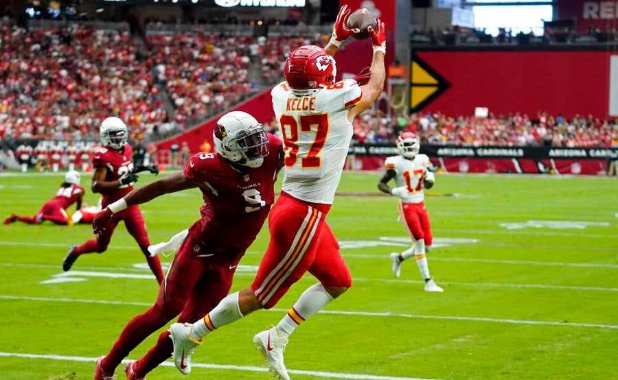 Travis Kelce recibe pase de Mahomes para anotar