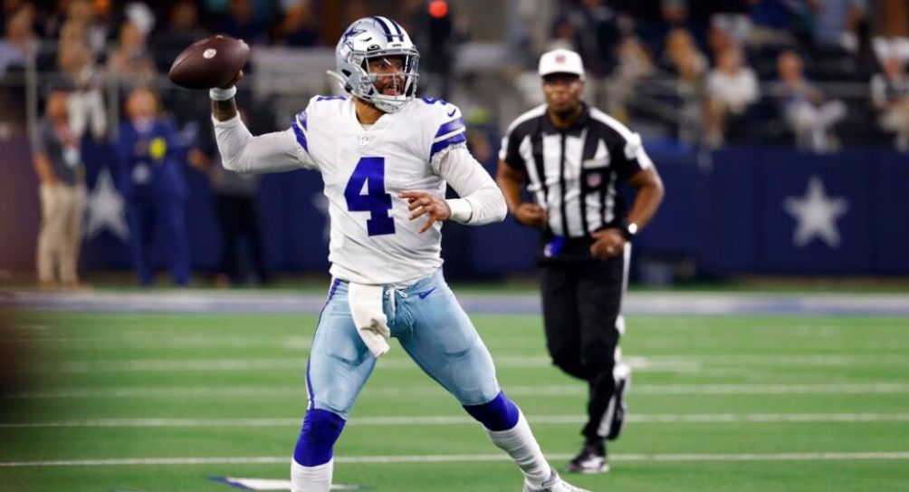 Dak Prescott durante un partido