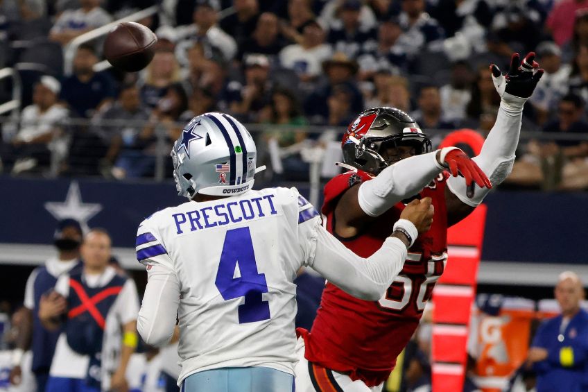 Jugador de los Buccaneers impactando la mano de Dak Prescott