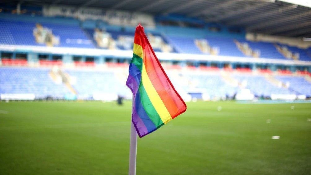 Bandera LGBT en un partido de futbol