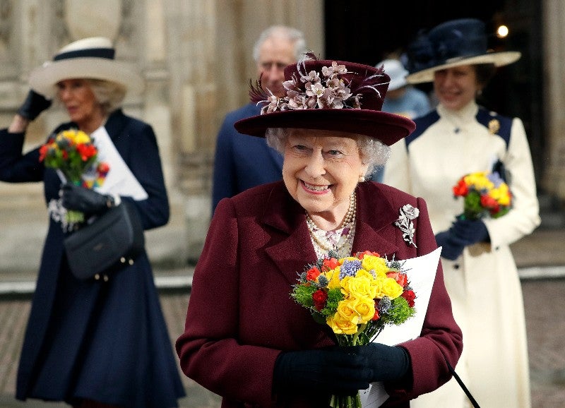 Reina Isabel II saludando