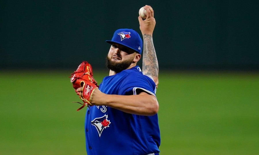 Alek Manoah lanzando ante Orioles