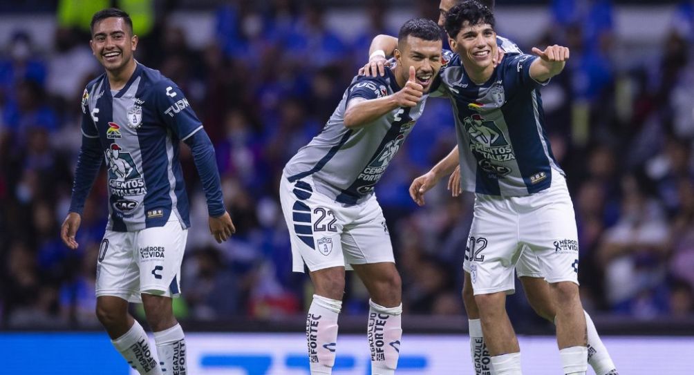 Jugadores de Pachuca festejando un gol