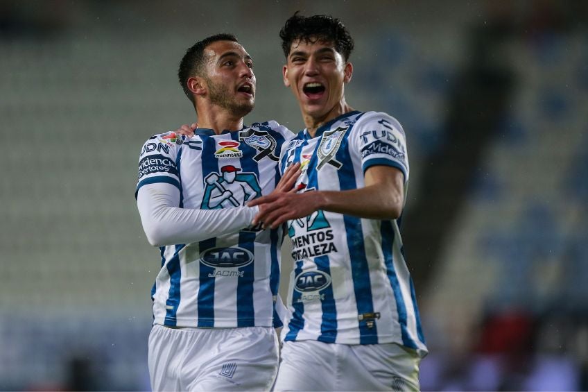 Luis Chávez y Kevin Álvarez festejando un gol