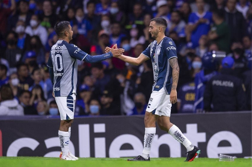 Luis Chávez y Erick Sánchez festejando un gol