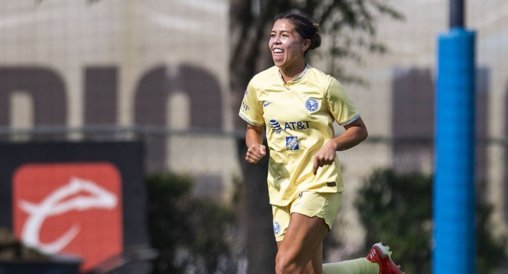 Kiana Palacios festejando un gol