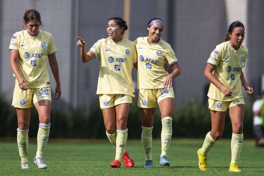 Jugadoras del América festejando un gol