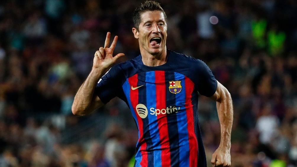 Lewandowski celebrando su gol con Barcelona