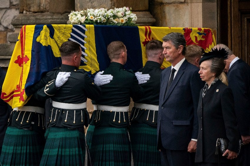 Ataúd de la Reina Isabel II llegando a Inglaterra