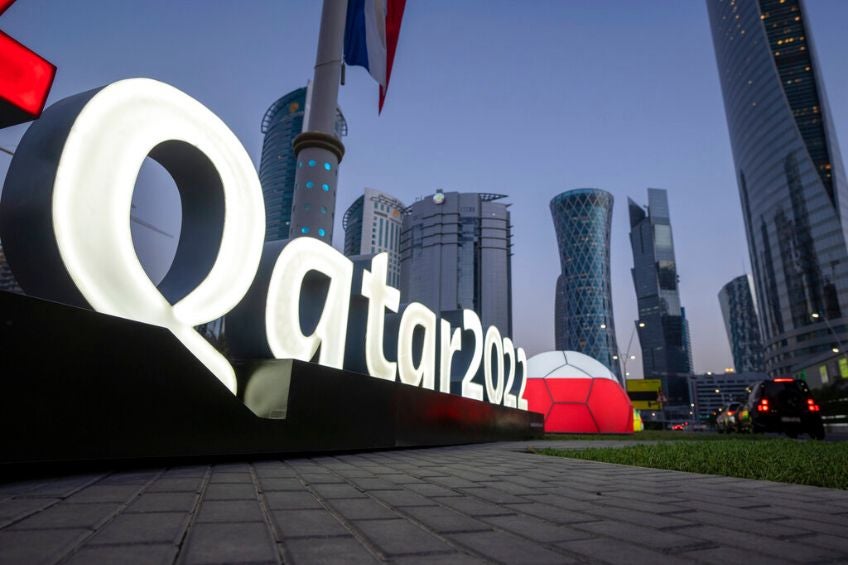 Letrero de Qatar 2022 en Doha