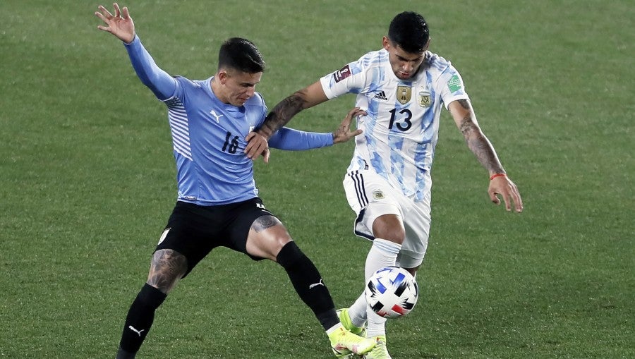 Rodríguez, con Uruguay. pelea el balón a Cristian Romero