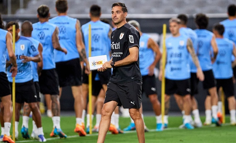 Diego Alonso en entrenamiento del combinado celeste