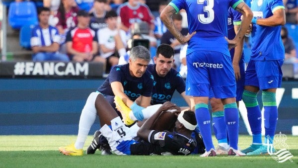 Umar Sadiq salió lesionado del partido