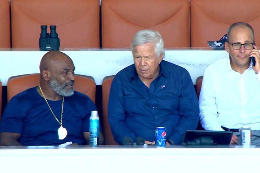 Mike Tyson junto a Robert Kraft en un partido de los Patriots