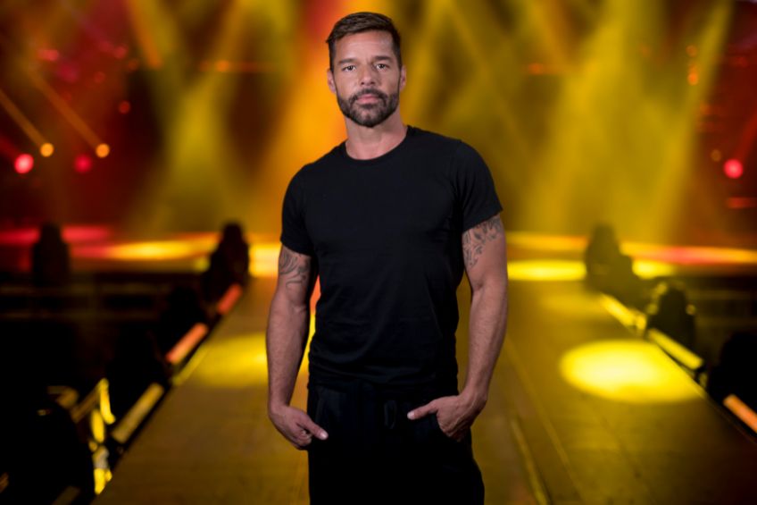 Ricky Martin posando para una foto