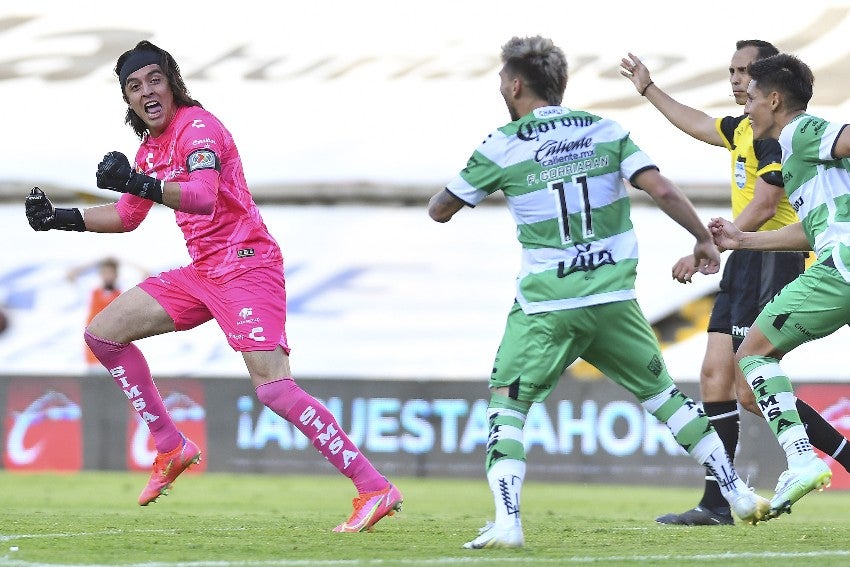 Carlos Acevedo celebrando su gol con Santos