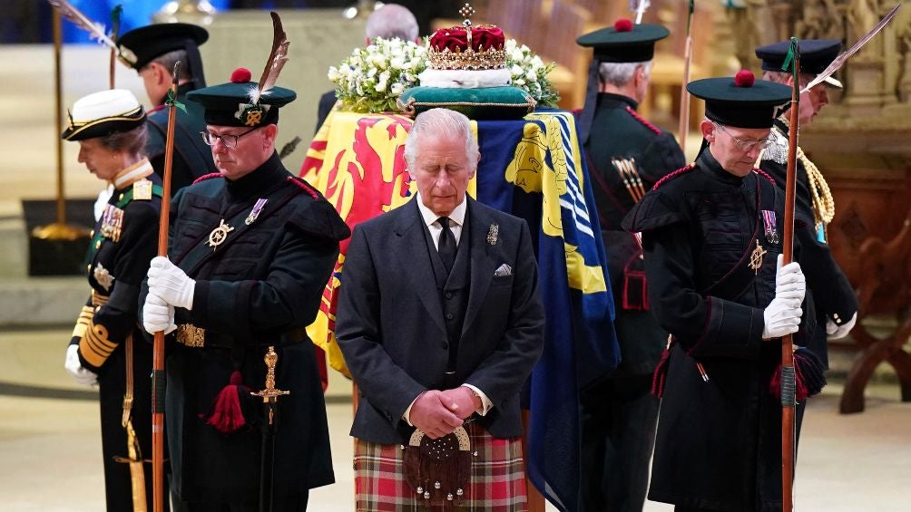 El féretro de la Reina ha llegado al Palacio