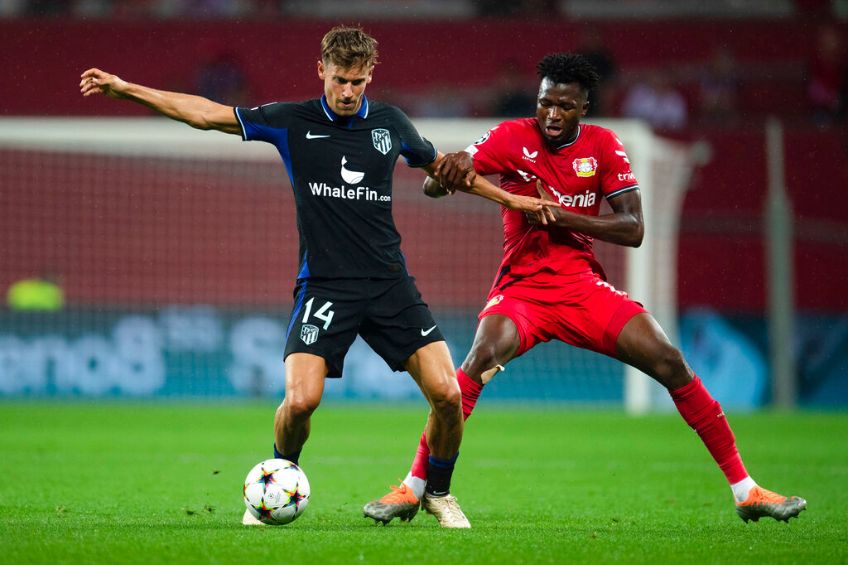 Tapsoba y Llorente disputando un balón