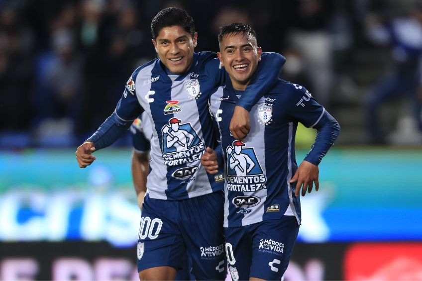 Jugadores de Pachuca festejando un gol