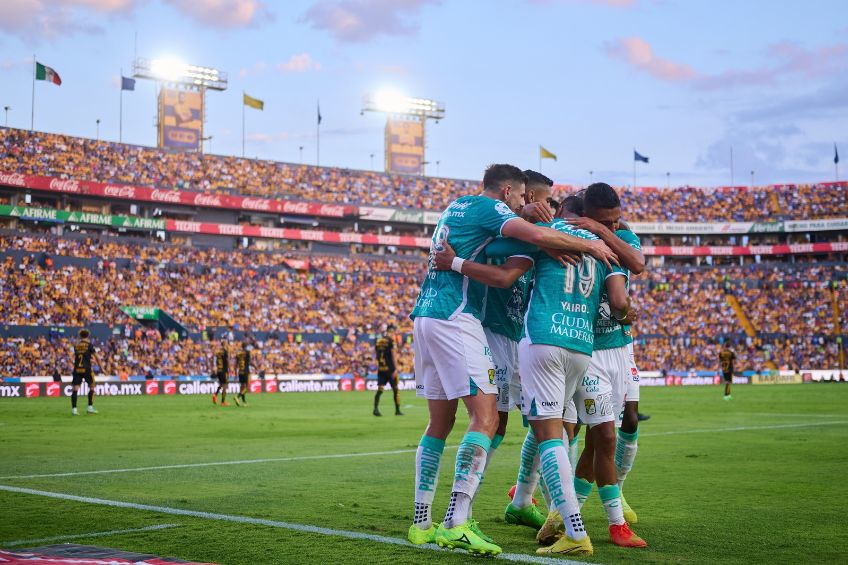 Jugadores del León festejando un gol