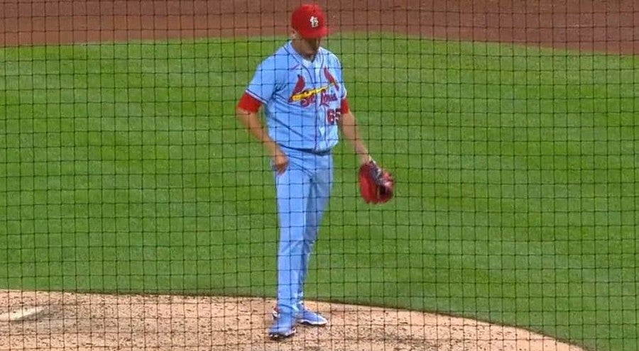 Giovanny Gallegos en la lomita de Cardinals